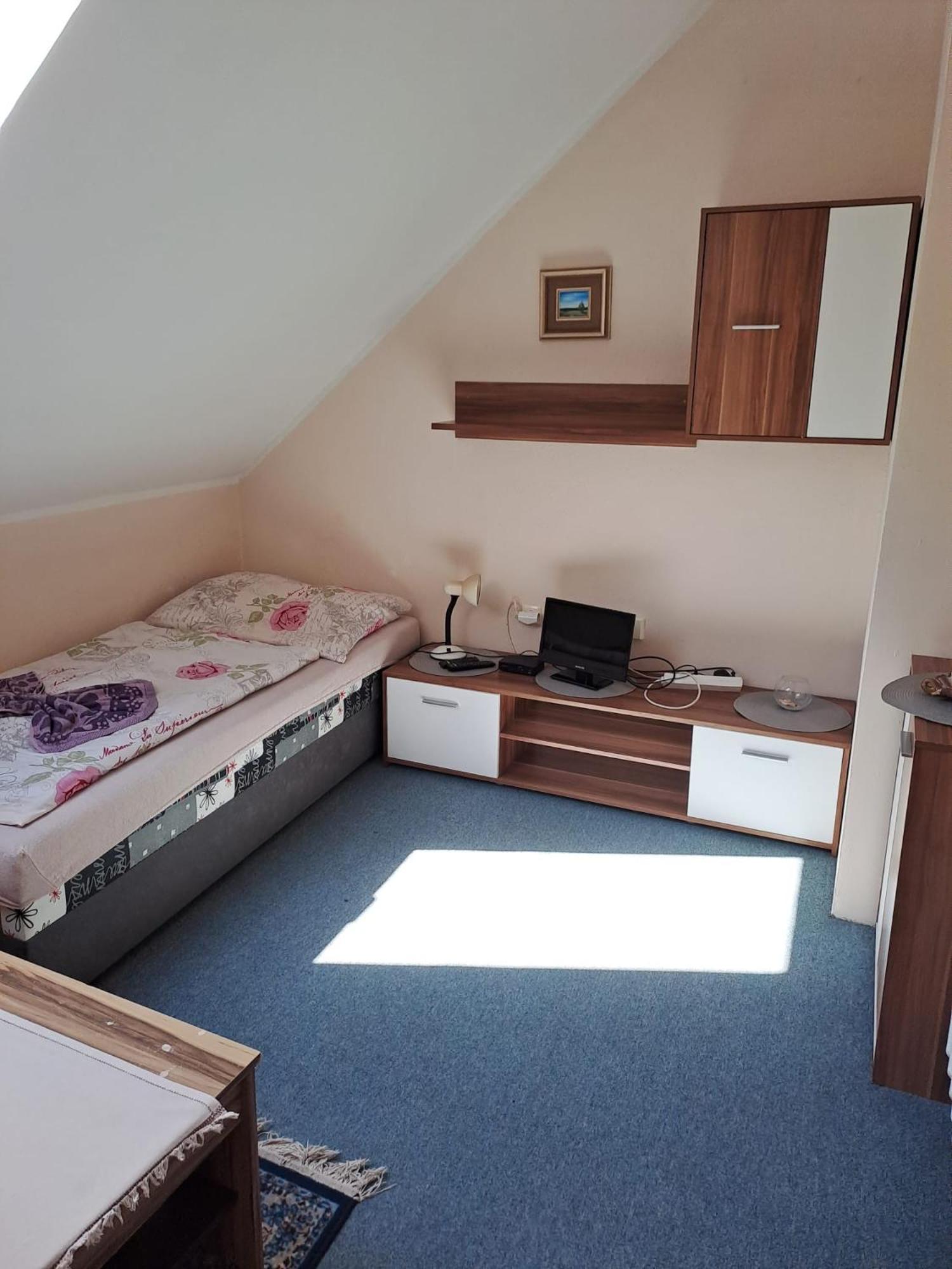 Hotel Kamenny Vrch Chomutov Esterno foto